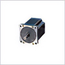Low-Speed Synchronous Motor for Synchronized Rotation
